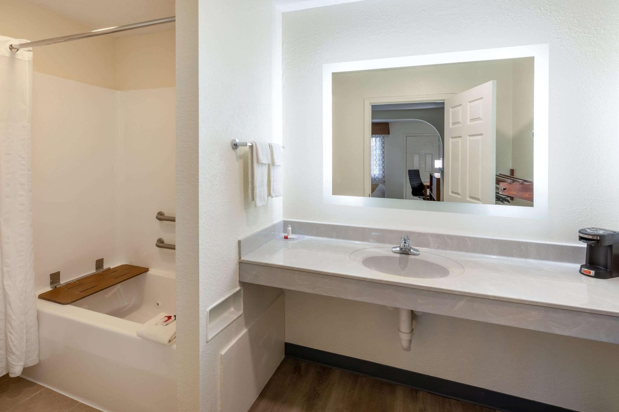 Baymont By Wyndham Biloxi - Ocean Springs Motel Eksteriør billede